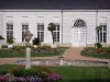 Châteauneuf-sur-Loire - Orangerie du château et jardin (parterres de fleurs, fontaine, pelouses, palmiers en pots)