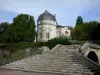 Châteauneuf-sur-Loire - Rotonde du château, escalier du pont et arbres, dans le parc
