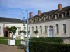 Châteauneuf-sur-Loire - Anciennes écuries du château abritant le musée de la Marine de Loire, arbres en pots et lampadaire