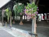 Châtillon-sur-Chalaronne - Wooden covered market hall with flowers 