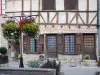 Châtillon-sur-Chalaronne - Fachada de una casa de entramado de madera (madera) y floral (flores)