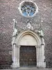 Châtillon-sur-Chalaronne - Rosetón y la puerta de la iglesia de estilo gótico de San Andrés
