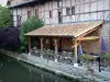 Châtillon-sur-Chalaronne - Café de la terraza a orillas del río Chalaronne, decoraciones florales (flores), y la fachada de entramado de madera
