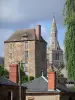 La Châtre - Donjon (ancienne prison), clocher de l'église Saint-Germain et maisons de la ville