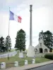 Chemin des Dames - Memorial Cerny-en-Laon: kapel, lantaarn van de doden, en Franse vlaggen