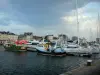 Cherbourg-Octeville - Puerto con sus barcos y los edificios de la ciudad