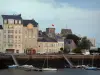 Cherbourg-Octeville - Puerto, con sus pequeñas embarcaciones de recreo amarradas, muelle, torre de la Basílica de la Santísima Trinidad, casas y edificios de la ciudad