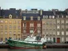 Cherbourg-Octeville - Barco amarrado en el muelle y los edificios en la ciudad