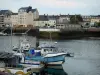 Cherbourg-Octeville - Barcos en el puerto, casas y edificios en la ciudad