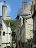 Chinon - Torre del Reloj del castillo con vista a las mansiones de la ciudad vieja