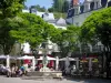 Chinon - Colocar una fuente, patios de restaurantes, árboles y casas