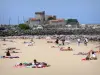 Ciboure - Playa de arena entre los turistas y Fort Socoa