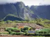 Cilaos cirque - Réunion National Park: house benefitting from a wild and green surrounding