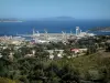 La Ciotat - Vista de los árboles, la ciudad, el puerto, los astilleros, y el mar Mediterráneo frente a la costa