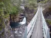 Cirque de Mafate - Etheve puente que atraviesa el río de piedras