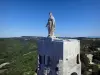 Clansayes - Statue de la Vierge sur le sommet de la tour des Templiers, avec vue sur le paysage verdoyant alentour