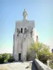 Clansayes - Donjon surmonté de la statue de la Vierge