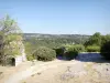 Clansayes - Vue sur le paysage verdoyant depuis le pied de la tour