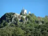 Clansayes - Vue sur les arbres, le donjon surmonté d'une statue de la Vierge, l'église Saint-Michel et les maisons du village perché, en Drôme provençale