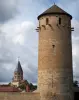 Cluny - Tour Ronde et clocher de l'Eau Bénite (vestige de l'église abbatiale Saint-Pierre-et-Saint-Paul) en arrière-plan