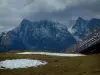 Col du Glandon - Du col alpin, vue sur un alpage et des montagnes recouvertes de neige