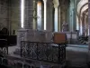 Colegiata de Saint-Junien - Dentro de la iglesia de Saint-Junien tumba de Saint-Junien con
