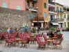 Collioure - Terrasse de café et façades colorées de la vieille ville
