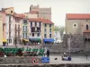 Collioure - Terrasse de café, plage et façades colorées de la vieille ville