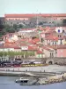 Collioure - Fort Miradou surplombant les toits de la vieille ville, la plage et la mer Méditerranée