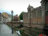 Colmar - Pequeña Venecia: Muelle mariscos decorado con flores, coloridas casas de entramado de madera, salas, flores pequeñas y puente sobre el río (Desarolla)