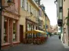 Colmar - Los comerciantes la calle, con sus casas con fachadas de colores y una cafetería