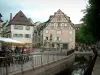 Colmar - Lugar del antiguo Schwendi de Aduanas con una fuente, restaurantes al aire libre, casas de entramado de madera y el río