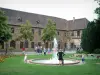 Colmar - Jardín con una fuente de Unterlinden y el museo (antiguo convento de los dominicanos) en el fondo