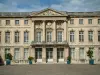 Compiègne - Castillo y su patio decorado con arbustos en macetas