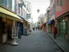Concarneau - Calle bordeada de casas con fachadas de colores y tiendas