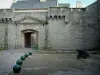 Concarneau - La entrada a la ciudad amurallada, con sus murallas y cañones