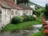 Condé-en-Brie - Maisons au bord de la rivière et décorations florales du village