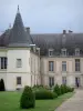 Condé-en-Brie - Façade du château de Condé, pelouse et arbustes taillés