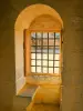 Construcción medieval de Guédelon - Interior de la vivienda señorial: ventana con cojín