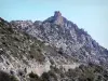 Corbières - Vista del castillo cátaro de Quéribus alza sobre un promontorio rocoso