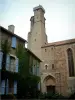 Cordes-sur-Ciel - Casa de piedra cubiertas de hiedra con persianas azules y de la Iglesia de San Miguel