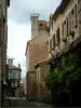 Cordes-sur-Ciel - La calle de las casas medievales de piedra, y la iglesia de San Miguel