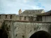 Corte - Fortificaciones de la ciudadela de techo de la torre de una casa y la iglesia en el fondo