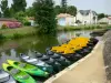 Coulon - Barcos amarrados (muelle para un paseo en bote en la Venecia Verde), Sèvre Niortaise y casas en el Marais Poitevin (húmedo pantano)