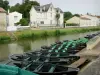 Coulon - Barcos amarrados (muelle para un paseo en bote en la Venecia Verde), Sèvre Niortaise y casas en el Marais Poitevin (húmedo pantano)