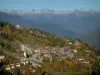 Courchevel - Estación de Esquí (deportes de invierno), con chalets, casas, remontes de la estación de esquí, los árboles, las montañas y los árboles en otoño