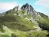 Couserans - Agnes pasan por carretera con vistas a los pastos de montaña (pastizales de las montañas) y las crestas rocosas, en el Parque Natural Regional de los Pirineos de Ariège