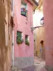 Crest - Coloridas fachadas en un callejón del casco antiguo