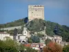 Crest - Donjon de Crest (la Tour), le plus haut de France, dominant les maisons de la ville, dans la vallée de la Drôme