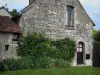 Crissay-сюр-Manse - Каменный дом и его фасад, украшенный вьющимися розами (розами), в долине Мансе